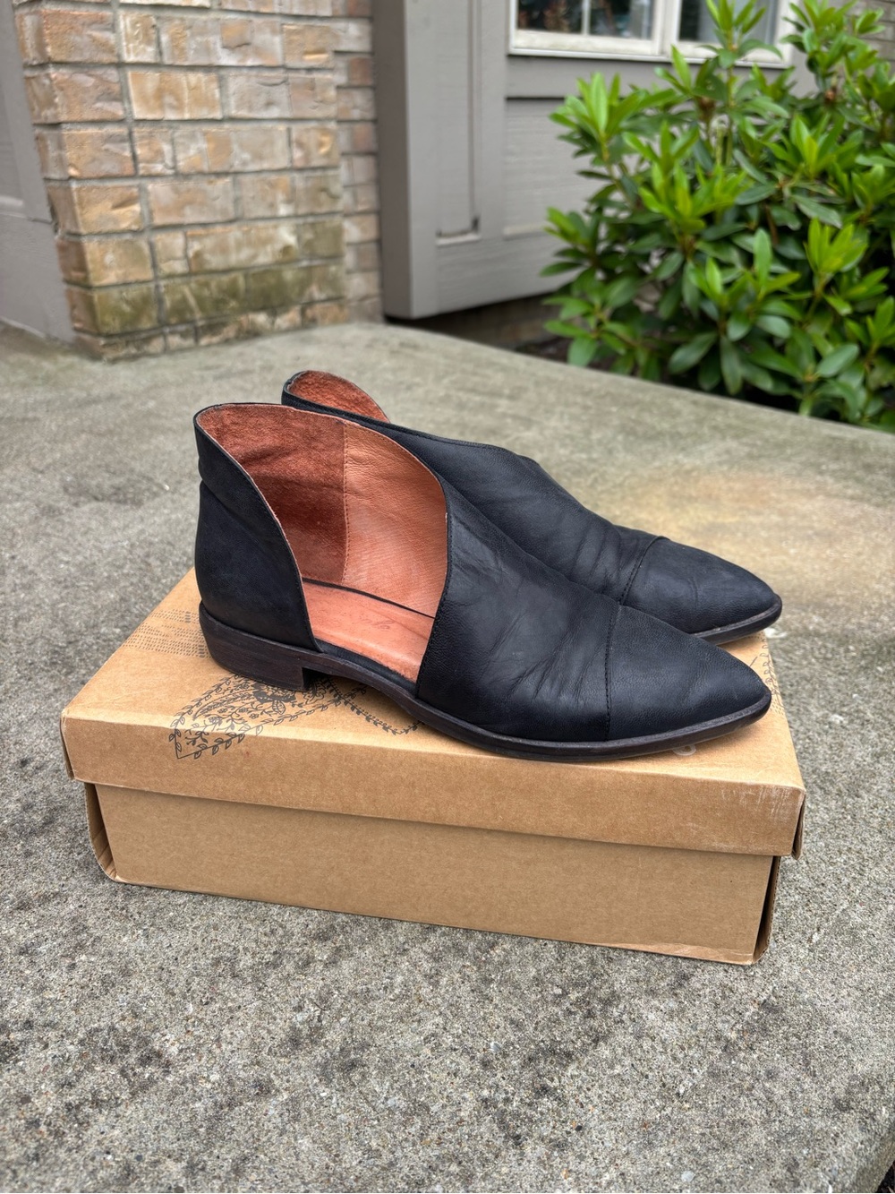 Free People Flat Royale Black Pointed Toe D'Orsay Flats size 37 GUC